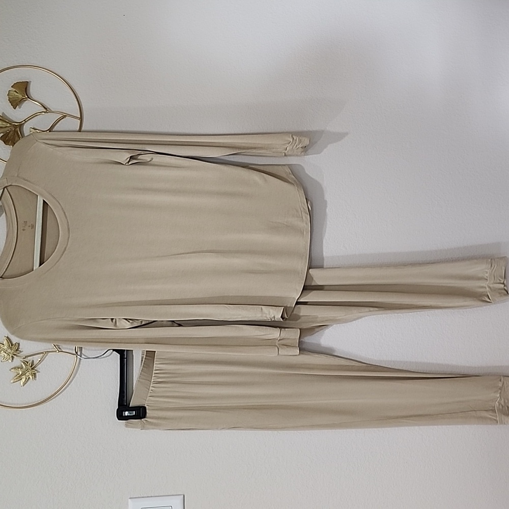 Kyte Baby Lounge 2 Piece Set Long Sleeve TShirt Jogger Pants Neutral Cozy size S